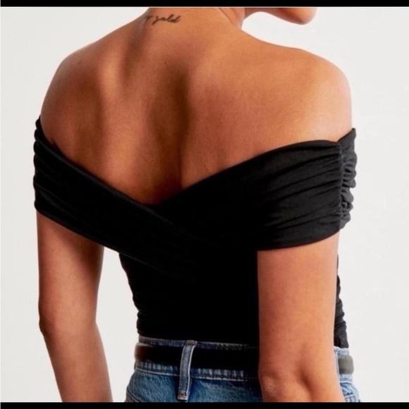 Elegant Black Off-Shoulder Top Abercrombie - Picture 2 of 2